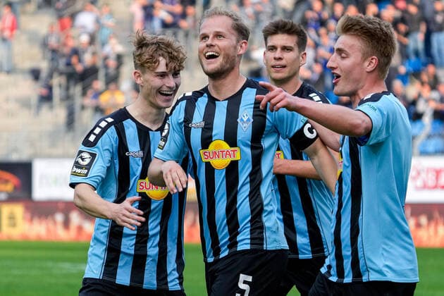 Bilder des Jahres 2022, Sport 05 Mai Sport Themen der Woche KW18 v.li.: Dominik Kother (SVWM, 34), Torschütze Marcel Seegert (SVWM, 5), Alexander Rossipal (SVWM, 21), Fridolin Wagner (SVWM, 8), Spieler vom SV Waldhof Mannheim (SVWM), jubeln über das Tor zum 1:0, Jubel, Torjubel, Torerfolg, celebrate the goal, goal, celebration, Jubel ueber das Tor, optimistisch, Spielszene, Highlight, Action, Aktion, 02.05.2022, Mannheim (Deutschland), Fussball, 3. Liga, SV Waldhof Mannheim - MSV Duisburg, DFB DFL REGULATIONS PROHIBIT ANY USE OF PHOTOGRAPHS AS IMAGE SEQUENCES AND OR QUASI-VIDEO. *** f li Dominik Kother SVWM, 34 , Goal scorer Marcel Seegert SVWM, 5 , Alexander Rossipal SVWM, 21 , Fridolin Wagner SVWM, 8 , Players from SV Waldhof Mannheim SVWM , jubilate over the goal to 1 0, jubilation, goal celebration, celebrate the goal, goal, celebration, celebration about the goal, optimistic, game scene, highlight, action, 02 05 2022, Mannheim Germany , football, 3 Liga, SV Waldhof Mannheim MSV Duisburg, DFB DFL REGULATES PROHIBIT ANY USE OF PHOTOGRAPHS AS IMAGE SEQUENCES AND OR QUASI VIDEO xozx