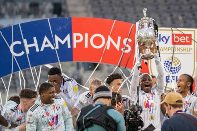 Fulham v Luton Town EFL Sky Bet Championship 02 05 2022. CHAMPIIONS Fulham are crowned with the Sky Bet Championship trophy after the EFL Sky Bet Championship match between Fulham and Luton Town at Craven Cottage, London, England on 2 May 2022. Editorial use only DataCo restrictions apply See www.football-dataco.com , Copyright: xStephenxFlynnx PSI-15224-0051