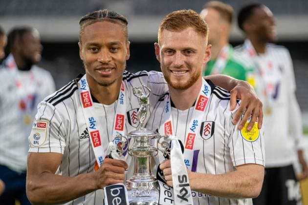 Fulham v Luton Town EFL Sky Bet Championship 02 05 2022. CHAMPIIONS Fulham are crowned with the Sky Bet Championship trophy after the EFL Sky Bet Championship match between Fulham and Luton Town at Craven Cottage, London, England on 2 May 2022. Editorial use only DataCo restrictions apply See www.football-dataco.com , Copyright: xStephenxFlynnx PSI-15224-0054