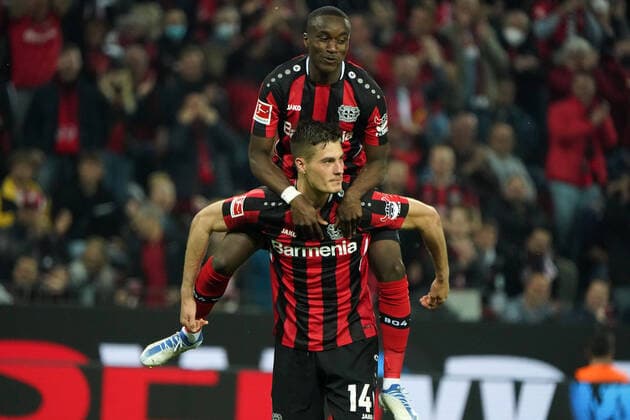 Sport Themen der Woche KW18 02..05.2022, Fussball GER, Saison 21 22, 1. Bundesliga, 32. Spieltag, Bayer 04 Leverkusen - Eintracht Frankfurt, Bayarena Leverkusen Moussa Diaby Patrick Schickbeide Bayer 04 Leverkusen, Torjubeln Foto Chai von der Laage DFL regulations prohibit any use of photographs as image sequences and or quasi-video. EDITORIAL USE ONLY *** 02 05 2022, Football GER, Season 21 22, 1 Bundesliga, 32 Matchday, Bayer 04 Leverkusen Eintracht Frankfurt, Bayarena Leverkusen Moussa Diaby Patrick Schickboth Bayer 04 Leverkusen, Goal celebration photo Chai von der Laage DFL regulations prohibit any use of photographs as image sequences and or quasi video EDITORIAL USE ONLY