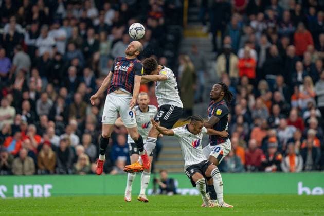 Fulham v Luton Town EFL Sky Bet Championship 02 05 2022. An aerial battle during the EFL Sky Bet Championship match between Fulham and Luton Town at Craven Cottage, London, England on 2 May 2022 as Luton Town forward Danny Hylton (9) wins the ball. London Craven Cottage Greater London England Editorial use only DataCo restrictions apply See www.football-dataco.com , Copyright: xStephenxFlynnx PSI-15224-0065