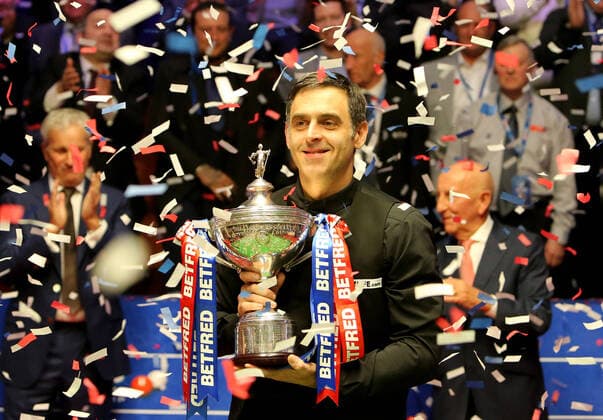 Bilder des Jahres 2022, Sport 05 Mai Sport Themen der Woche KW18 Sport Bilder des Tages May 2nd 2022; Crucible Theatre, Sheffield Yorkshire, England; Betfred World Championship, WM, Weltmeisterschaft Snooker Final, Ronnie O Sullivan versus Judd Trump: Ronnie O Sullivan celebrates winning the World Title for the 7th time  ActionPlus12385628 MarkxStephenson