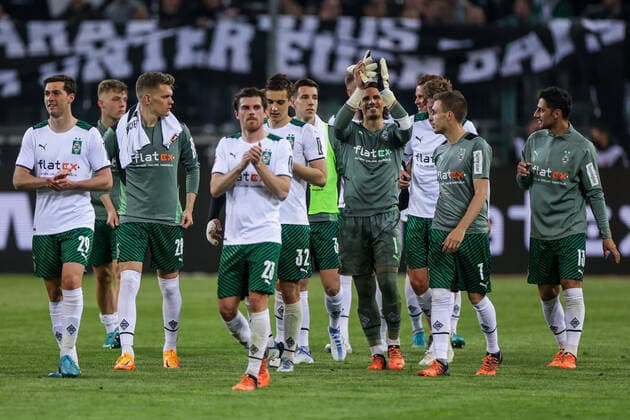 Sport Bilder des Tages 02.05.2022, Fussball, Saison 2021 2022, 1. Bundesliga, 32. Spieltag, Borussia Mönchengladbach - RB Leipzig, Die Spieler von Borussia Mönchengladbach jubeln mit den Fans, v. l. Joe Scally (Borussia Mönchengladbach), Matthias Ginter (Borussia Mönchengladbach), Jonas Hofmann (Borussia Mönchengladbach), Florian Neuhaus (Borussia Mönchengladbach), Yann Sommer (Borussia Mönchengladbach), Patrick Herrmann (Borussia Mönchengladbach), Lars Stindl (Borussia Mönchengladbach), Foto: Dennis Ewert RHR-FOTO xRHR-FOTO DEx