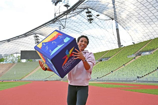 Bilder des Jahres 2022, Sport 05 Mai Sport Themen der Woche KW18 Sport Bilder des Tages Malaika MIHAMBO (Weitspringerin) posiert mit einem Wuerfel mit dem Logo der European Championships im Olympia Stadion. Einzelbild,angeschnittenes Einzelmotiv, Halbfigur,halbe Figur. Pressetermin European Championships 2022 am 03.05.2022 *** Malaika MIHAMBO long jumper posing with a cube with the logo of the European Championships in the Olympic Stadium single image,cropped single image,half figure,half figure press event European Championships 2022 on 03 05 2022