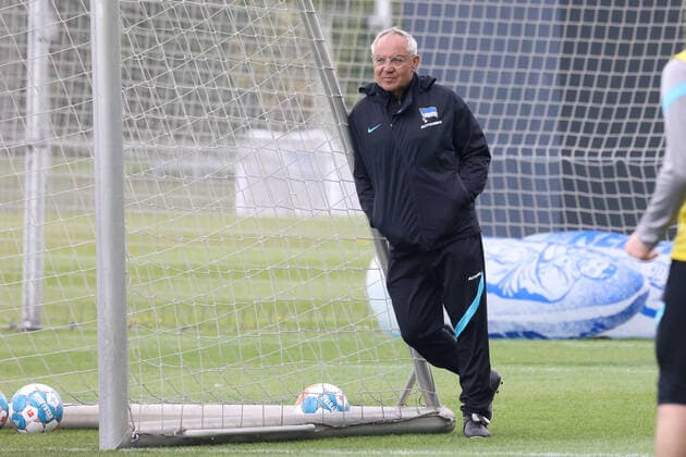 Sport Themen der Woche KW18 Sport Bilder des Tages DEU, DFL, 1. FBL Hertha BSC, Training, 03.05.2022, Sportforum, Berlin, DEU, DFL, 1. FBL Hertha BSC, Training, im Bild Cheftrainer Felix Magath (Hertha BSC Berlin) DFL - regulations prohibit any use of Photographs as image sequences and or quasi-video Foto: Juergen Engler nordphoto GmbH *** DEU, DFL, 1 FBL Hertha BSC, Training, 03 05 2022, Sportforum, Berlin, DEU, DFL, 1 FBL Hertha BSC, Training, in picture head coach Felix Magath Hertha BSC Berlin DFL regulations prohibit any use of Photographs as image sequences and or quasi video Foto Juergen Engler nordphoto GmbH JuergenxEngler nph00076