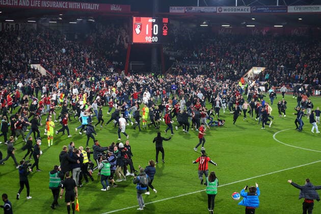 Bourenmouth v Nottingham Forest 03 May 2022 London, Championship Football - AFC Bournemouth v Nottingham Forest- Fans invade the pitch at the Vitality Stadium at full-time after Bournemouth secure a 1 nil victory (Photo by Mark Leech) Bournemouth UK Copyright: xMarkxLeechxOffside