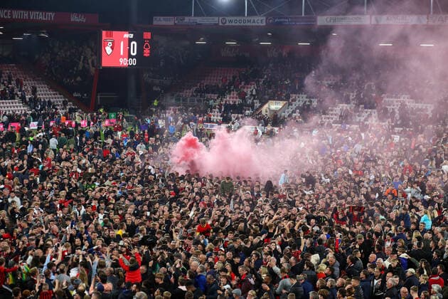 Bourenmouth v Nottingham Forest 03 May 2022 London, Championship Football - AFC Bournemouth v Nottingham Forest- Fans invade the pitch and light flares at the Vitality Stadium at full-time after Bournemouth secure a 1 nil victory (Photo by Mark Leech) Bournemouth UK Copyright: xMarkxLeechxOffside