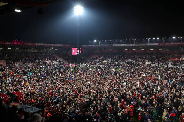 Bourenmouth v Nottingham Forest 03 May 2022 London, Championship Football - AFC Bournemouth v Nottingham Forest- Fans invade the pitch at the Vitality Stadium at full-time after Bournemouth secure a 1 nil victory (Photo by Mark Leech) Bournemouth UK Copyright: xMarkxLeechxOffside