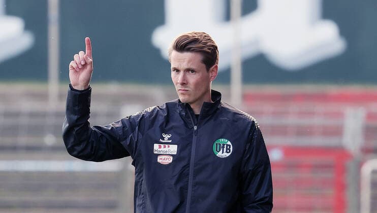 Cheftrainer Lukas Pfeiffer (VfB Luebeck) DFL REGULATIONS PROHIBIT ANY USE OF PHOTOGRAPHS AS IMAGE SEQUENCES AND OR QUASI-VIDEO.