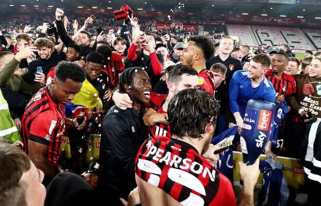 Bilder des Jahres 2022, Sport 05 Mai Sport Themen der Woche KW18 Sport Bilder des Tages Mandatory Credit: Photo by James Marsh Shutterstock (12922043az) Players celebrate after gaining promotion to the Premier League. AFC Bournemouth v Nottingham Forest, EFL Sky Bet Championship, Football, Vitality Stadium, Bournemouth, UK - 03 May 2022 EDITORIAL USE ONLY No use with unauthorised audio, video, data, fixture lists, club league logos or live services. Online in-match use limited to 120 images, no video emulation. No use in betting, games or single club league player publications. AFC Bournemouth v Nottingham Forest, EFL Sky Bet Championship, Football, Vitality Stadium, Bournemouth, UK - 03 May 2022 EDITORIAL USE ONLY No use with unauthorised audio, video, data, fixture lists, club league logos or live services. Online in-match use limited to 120 images, no video emulation. No use in betting, games or single club league player publications.  Copyright: xJamesxMarsh Shutterstockx 12922043az