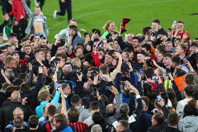 Bourenmouth v Nottingham Forest 03 May 2022 London, Championship Football - AFC Bournemouth v Nottingham Forest- Fans invade the pitch at the Vitality Stadium to celebrate with the players after they secure automatic promotion into the Premier League (Photo by Mark Leech) Bournemouth UK Copyright: xMarkxLeechxOffside