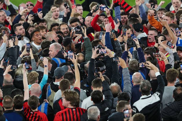 Bourenmouth v Nottingham Forest 03 May 2022 London, Championship Football - AFC Bournemouth v Nottingham Forest- Fans invade the pitch at the Vitality Stadium to celebrate with the players after they secure automatic promotion into the Premier League (Photo by Mark Leech) Bournemouth UK Copyright: xMarkxLeechxOffside