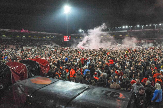 Bournemouth v Nottingham Forest Sky Bet Championship Bournemouth fans invade the pitch after the Sky Bet Championship match at the Vitality Stadium, Bournemouth Content Not Available For UK Newspapers Copyright: xJeremyxLandeyx FIL-16870-0052 UK Newspapers OUT