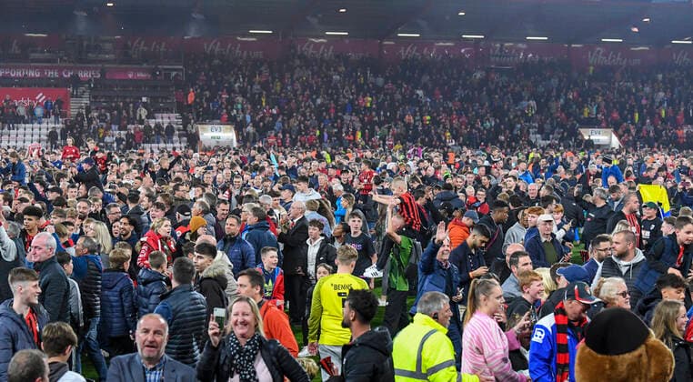 Bournemouth v Nottingham Forest Sky Bet Championship Bournemouth fans invade the pitch after the Sky Bet Championship match at the Vitality Stadium, Bournemouth Content Not Available For UK Newspapers Copyright: xJeremyxLandeyx FIL-16870-0057 UK Newspapers OUT