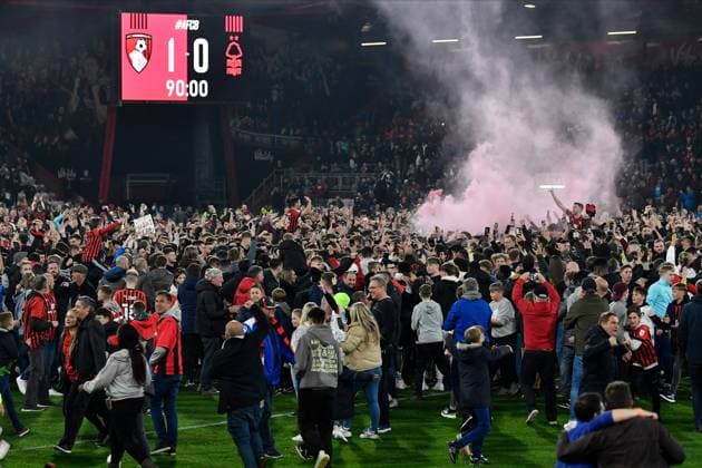 Bournemouth v Nottingham Forest EFL Sky Bet Championship 03 05 2022. Fans celebrate at full time as Bournemouth gain promotion to the premier league during the EFL Sky Bet Championship match between Bournemouth and Nottingham Forest at the Vitality Stadium, Bournemouth, England on 3 May 2022. Bournemouth Vitality Stadium Dorset England Editorial use only DataCo restrictions apply See www.football-dataco.com , Copyright: xGrahamxHuntx PSI-15225-0156