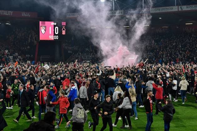 Bournemouth v Nottingham Forest EFL Sky Bet Championship 03 05 2022. Bournemouth fans invade the pitch to celebrate at full time after Bournemouth were promoted to the Premier League during the EFL Sky Bet Championship match between Bournemouth and Nottingham Forest at the Vitality Stadium, Bournemouth, England on 3 May 2022. Bournemouth Vitality Stadium Dorset England Editorial use only DataCo restrictions apply See www.football-dataco.com , Copyright: xGrahamxHuntx PSI-15225-0299