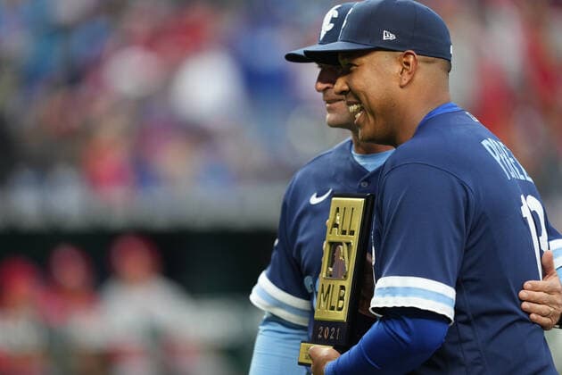 May 03, 2022: Kansas City Royals manager Mike Matheny (22) presents Kansas City Royals catcher Salvador Perez (13) with his 2021 MLB, Baseball Herren, USA All Star award during pregame at Kauffman Stadium Kansas City, Missouri. The Kansas City Royals defeated the St. Louis Cardinals 7-1. CSM. Kansas City United States - ZUMAc04_ 20220503_zaf_c04_053 Copyright: xJonxRobichaudx