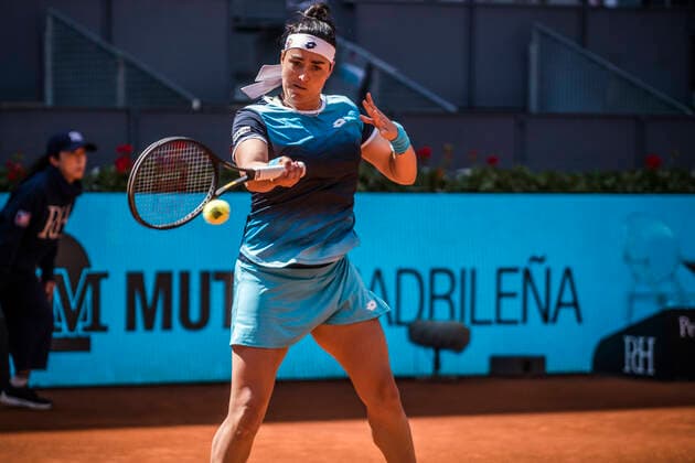 May 4, 2022, Madrid, Madrid, Spain: ONS JABEUR (TUN) returns the ball to Simona Halep (ROU) at Day 7 of the Madrid Open 2022. Jabeur wins 6:3, 6:2 Madrid Spain - ZUMAo105 20220504_zap_o105_001 Copyright: xMatthiasxOesterlex