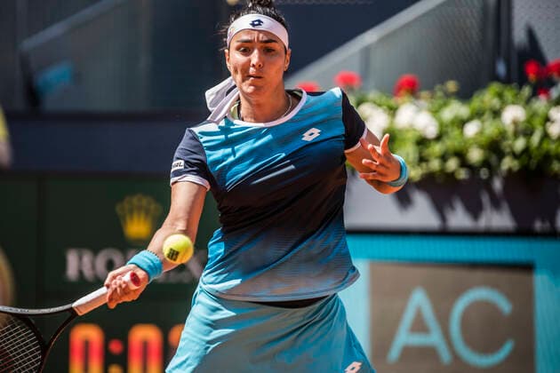 May 4, 2022, Madrid, Madrid, Spain: ONS JABEUR (TUN) returns the ball to Simona Halep (ROU) at Day 7 of the Madrid Open 2022. Jabeur wins 6:3, 6:2 Madrid Spain - ZUMAo105 20220504_zap_o105_006 Copyright: xMatthiasxOesterlex