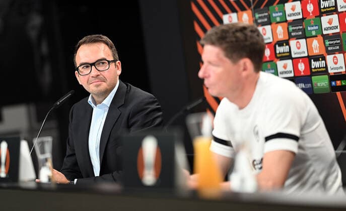 04.05.2022, xjhx, Fussball UEFA Europa League, Eintracht Frankfurt - Training und Pressekonferenz emspor, v.l. Pressesprecher Bartosz Niedzwiedzki (Eintracht Eintracht Frankfurt), Trainer Oliver Glasner (Eintracht Frankfurt) zautz (DFL DFB REGULATIONS PROHIBIT ANY USE OF PHOTOGRAPHS as IMAGE SEQUENCES and or QUASI-VIDEO) Frankfurt am Main