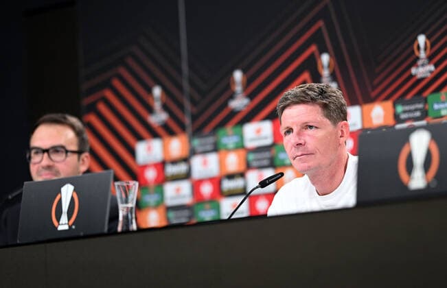 04.05.2022, xjhx, Fussball UEFA Europa League, Eintracht Frankfurt - Training und Pressekonferenz emspor, v.l. Pressesprecher Bartosz Niedzwiedzki (Eintracht Eintracht Frankfurt), Trainer Oliver Glasner (Eintracht Frankfurt) zautz (DFL DFB REGULATIONS PROHIBIT ANY USE OF PHOTOGRAPHS as IMAGE SEQUENCES and or QUASI-VIDEO) Frankfurt am Main