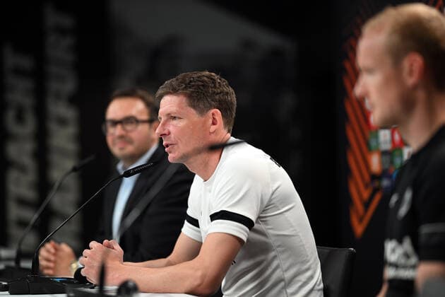 04.05.2022, xjhx, Fussball UEFA Europa League, Eintracht Frankfurt - Training und Pressekonferenz emspor, v.l. Pressesprecher Bartosz Niedzwiedzki (Eintracht Eintracht Frankfurt), Trainer Oliver Glasner (Eintracht Frankfurt) zautz, Sebastian Rode (Eintracht Frankfurt) (DFL DFB REGULATIONS PROHIBIT ANY USE OF PHOTOGRAPHS as IMAGE SEQUENCES and or QUASI-VIDEO) Frankfurt am Main