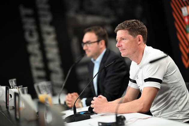 04.05.2022, xjhx, Fussball UEFA Europa League, Eintracht Frankfurt - Training und Pressekonferenz emspor, v.l. Pressesprecher Bartosz Niedzwiedzki (Eintracht Eintracht Frankfurt), Trainer Oliver Glasner (Eintracht Frankfurt) zautz (DFL DFB REGULATIONS PROHIBIT ANY USE OF PHOTOGRAPHS as IMAGE SEQUENCES and or QUASI-VIDEO) Frankfurt am Main