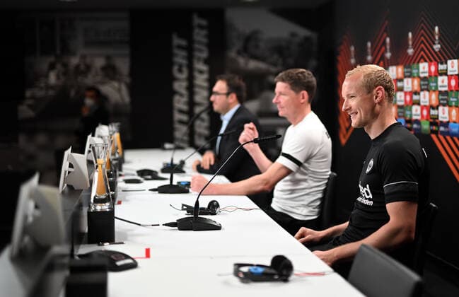 04.05.2022, xjhx, Fussball UEFA Europa League, Eintracht Frankfurt - Training und Pressekonferenz emspor, v.l. Pressesprecher Bartosz Niedzwiedzki (Eintracht Eintracht Frankfurt), Trainer Oliver Glasner (Eintracht Frankfurt) zautz, Sebastian Rode (Eintracht Frankfurt) (DFL DFB REGULATIONS PROHIBIT ANY USE OF PHOTOGRAPHS as IMAGE SEQUENCES and or QUASI-VIDEO) Frankfurt am Main