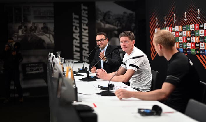 04.05.2022, xjhx, Fussball UEFA Europa League, Eintracht Frankfurt - Training und Pressekonferenz emspor, v.l. Pressesprecher Bartosz Niedzwiedzki (Eintracht Eintracht Frankfurt), Trainer Oliver Glasner (Eintracht Frankfurt) zautz, Sebastian Rode (Eintracht Frankfurt) (DFL DFB REGULATIONS PROHIBIT ANY USE OF PHOTOGRAPHS as IMAGE SEQUENCES and or QUASI-VIDEO) Frankfurt am Main