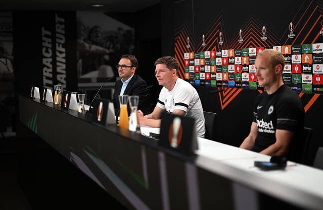 04.05.2022, xjhx, Fussball UEFA Europa League, Eintracht Frankfurt - Training und Pressekonferenz emspor, v.l. Pressesprecher Bartosz Niedzwiedzki (Eintracht Eintracht Frankfurt), Trainer Oliver Glasner (Eintracht Frankfurt) zautz, Sebastian Rode (Eintracht Frankfurt) (DFL DFB REGULATIONS PROHIBIT ANY USE OF PHOTOGRAPHS as IMAGE SEQUENCES and or QUASI-VIDEO) Frankfurt am Main
