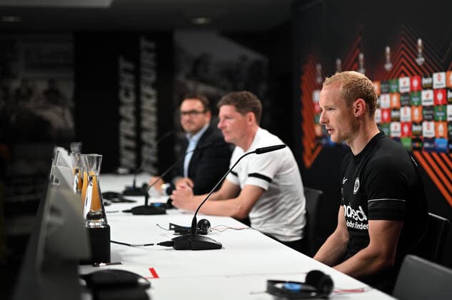 04.05.2022, xjhx, Fussball UEFA Europa League, Eintracht Frankfurt - Training und Pressekonferenz emspor, v.l. Pressesprecher Bartosz Niedzwiedzki (Eintracht Eintracht Frankfurt), Trainer Oliver Glasner (Eintracht Frankfurt) zautz, Sebastian Rode (Eintracht Frankfurt) (DFL DFB REGULATIONS PROHIBIT ANY USE OF PHOTOGRAPHS as IMAGE SEQUENCES and or QUASI-VIDEO) Frankfurt am Main