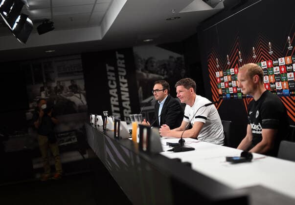 04.05.2022, xjhx, Fussball UEFA Europa League, Eintracht Frankfurt - Training und Pressekonferenz emspor, v.l. Pressesprecher Bartosz Niedzwiedzki (Eintracht Eintracht Frankfurt), Trainer Oliver Glasner (Eintracht Frankfurt) zautz, Sebastian Rode (Eintracht Frankfurt) (DFL DFB REGULATIONS PROHIBIT ANY USE OF PHOTOGRAPHS as IMAGE SEQUENCES and or QUASI-VIDEO) Frankfurt am Main