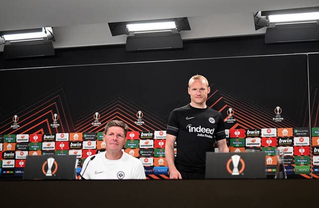 Sport Bilder des Tages 04.05.2022, xjhx, Fussball UEFA Europa League, Eintracht Frankfurt - Training und Pressekonferenz emspor, v.l. Trainer Oliver Glasner (Eintracht Frankfurt) zautz, Sebastian Rode (Eintracht Frankfurt) (DFL DFB REGULATIONS PROHIBIT ANY USE OF PHOTOGRAPHS as IMAGE SEQUENCES and or QUASI-VIDEO) Frankfurt am Main