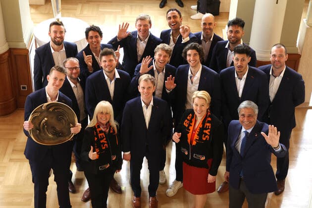 Bilder des Jahres 2022, Sport 05 Mai Sport Themen der Woche KW18 Sport Bilder des Tages DEU, Empfang der BR Volleys und TTC Eastside, 04.05.2022, Berlin, Berlin, DEU, Empfang der BR Volleys und TTC Eastside, im Bild Die Regierende Bürgermeisterin von Berlin Franziska Giffey und Sportsenatorin Iris Spranger, empfangten die Meister BR Volleys im Roten Rathaus Foto: Juergen Engler nordphoto GmbH *** DEU, reception of BR Volleys and TTC Eastside, 04 05 2022, Berlin, DEU, reception of BR Volleys and TTC Eastside, in picture The Governing Mayor of Berlin Franziska Giffey and Sports Senator Iris Spranger, received the champions BR Volleys in the Rotes Rathaus Photo Juergen Engler nordphoto GmbH. JuergenxEngler nph00076