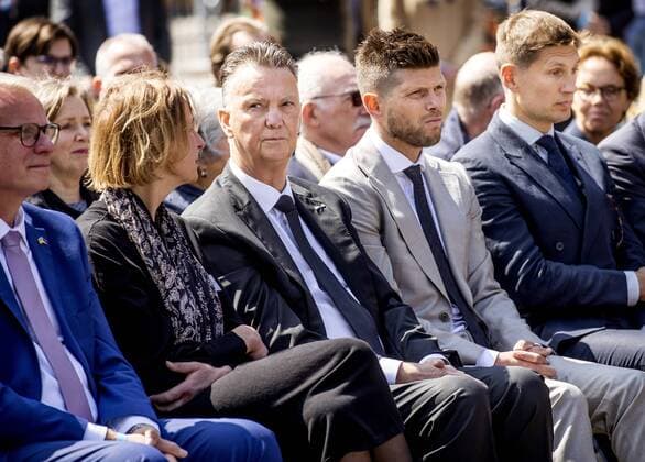 Sport Themen der Woche KW18 Sport Bilder des Tages 2022-05-04 12:45:06 AMSTERDAM - Carla de Groot, director of the Olympic Stadium, national coach Louis van Gaal, Klaas Jan Huntelaar and Evgeniy Levchenko during the National Sports Commemoration at the statue of Prometheus in front of the Olympic Stadium. KOEN VAN WEEL netherlands out - belgium out Amsterdam xVIxxIVx *** 2022 05 04 12 45 06 AMSTERDAM Carla de Groot, director of the Olympic Stadium, national coach Louis van Gaal, Klaas Jan Huntelaar and Evgeniy Levchenko during the National Sports Commemoration at the statue of Prometheus in front of the Olympic Stadium KOEN VAN WEEL netherlands out belgium out Amsterdam xVIxxIVx 448021679 originalFilename: 0158042807st.jpg