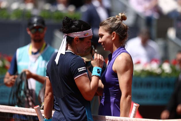 May 4, 2022, MADRID, MADRID, SPAIN: Ons Jabeur of Tunisia saludates to Simona Halep of Romania after winning during the Mutua Madrid Open 2022 celebrated at La Caja Magica on May 04, 2022, in Madrid, Spain. MADRID SPAIN - ZUMAa181 20220504_zaa_a181_112 Copyright: xOscarxJ.xBarrosox