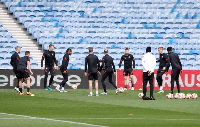 RB Leipzig - Training 04.05.2022 Glasgow, 04.05.2022, Ibrox Stadium, Fussball, UEFA Europa League, Matchday-1, Training RB Leipzig vor dem Halbfinale , RB Leipzig vs. Rangers FC Glasgow , Im Bild; Spielerkreis. , UEFA regulations prohibit any use of photographs as image sequences and or quasi-video.