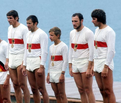Olympische Spiele; München 1972 Olympiasieger BR Deutschland mit Peter Berger, Hans Johann Färber, Gerhard Auer, Alois Bierl und Steuermann Uwe Benter - Siegerehrung Vierer mit Steuermann 02.09.1972 *** Olympic Games Munich 1972 Olympic Champion BR Germany with Peter Berger, Hans Johann Färber, Gerhard Auer, Alois Bierl and coxswain Uwe Benter Award Ceremony Four with coxswain 02 09 1972 HM