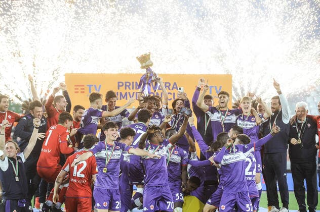 Photo Claudio Martinelli LaPresse May 4th, 2022 Venice, Italy soccer A.C.F. Fiorentina - Atalanta B.C. - Primavera TimVision Cup Final 2021 2022 - & x201c;P.L. Penzo& x201d; stadium. In the pic: A.C.F. Fiorentina Primavera players lift Primavera TimVision Trophy after the victory in the Primavera TimVision Cup Final between A.C.F Fiorentina and Atalanta B.C.  Copyright: xClaudioxMartinelli LaPressex