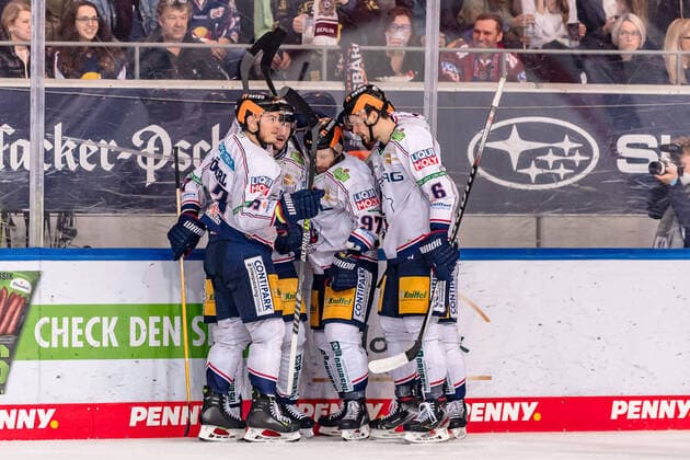 Sport Themen der Woche KW18 Sport Bilder des Tages Berliner Torjubel nach dem 0:1 von Matt White (Eisbaeren Berlin, 97) EHC Red Bull Muenchen gegen Eisbaeren Berlin, Eishockey, DEL, Playoffs, Finale Spiel 4, Saison 2021 2022, 04.05.2022. EHC Red Bull Muenchen gegen Eisbaeren Berlin, Eishockey, DEL, Playoffs, Finale Spiel 4, Saison 2021 2022, 04.05.2022 Muenchen *** Berlin goal celebration after 0 1 by Matt White Eisbaeren Berlin, 97 EHC Red Bull Muenchen vs Eisbaeren Berlin, ice hockey, DEL, playoffs, final game 4, season 2021 2022, 04 05 2022 EHC Red Bull Muenchen vs Eisbaeren Berlin, ice hockey, DEL, playoffs, final game 4, season 2021 2022, 04 05 2022 Muenchen Copyright: xEibnerxPressefotox xHeikexFeinerx EP_HFR