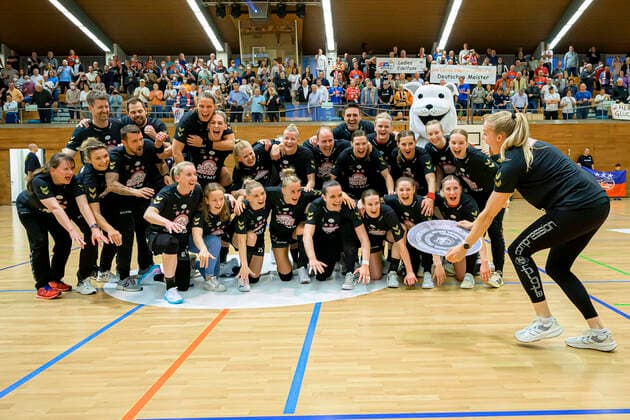 Bilder des Jahres 2022, Sport 05 Mai Sport Themen der Woche KW18 Sport Bilder des Tages Bietigheim, Deutschland 04. Mai 2022: HBF - 21 22 - SG BBM Bietigheim - VfL Oldenburg die Mannschaft von Bietigheim, Schlussjubel Schlußjubel Emotion Freude Teamfoto, Gruppenfoto, Danick Snelder (Bietigheim) hält die Meisterschale Bietigheim Halle am Viadukt Baden-Württemberg Deutschland *** Bietigheim, Germany 04 May 2022 HBF 21 22 SG BBM Bietigheim VfL Oldenburg the team of Bietigheim, final cheer final cheer emotion joy team photo, group photo, Danick Snelder Bietigheim holds the championship trophy Bietigheim Halle am Viadukt Baden Württemberg Germany
