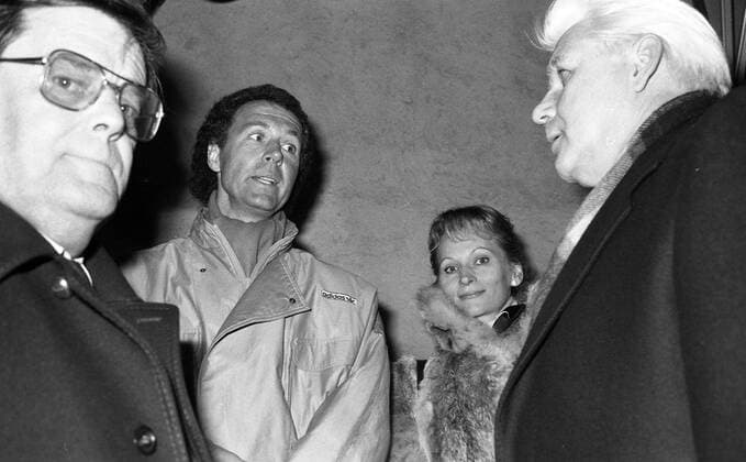 18.03.87 FC Swarovski Tirol - AC Turin Österreich, Innsbruck, 18.03.1987, Fussball, UEFA Cup, FC Swarovski Tirol - AC Turin (2:1): Franz Beckenbauer mit Diana Sandmann. *** 18 03 87 FC Swarovski Tirol AC Turin Austria, Innsbruck, 18 03 1987, Football, UEFA Cup, FC Swarovski Tirol AC Turin 2 1 Franz Beckenbauer with Diana Sandmann