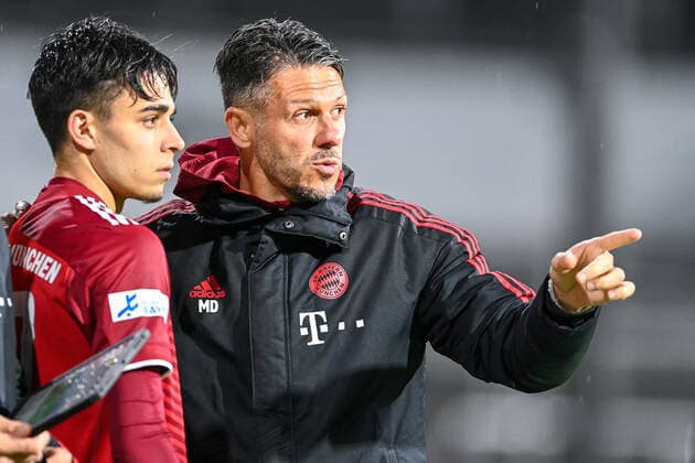 Trainer Martin Demichelis (FC Bayern München) gibt Lucas Copado Schoppenhauser (Bayern München, FCB, 37) Anweisungen, gibt Anweisungen, gestikuliert, mit den Armen gestikulieren, gives instructions, gesticulate, 04.05.2022, München (Deutschland), Fussball, Regionalliga Bayern, FC Bayern München II - TSV 1860 Rosenheim