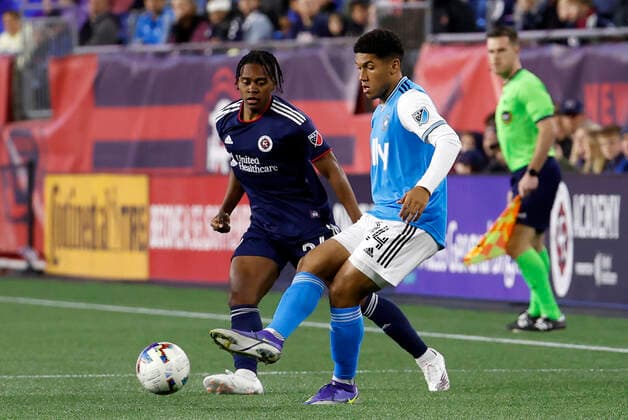 FOXBOROUGH, MA - APRIL 16: Charlotte FC right back Jaylin Lindsey (24) plays the ball from New England Revolution midfielder DeJuan Jones (24) during a match between the New England Revolution and Charlotte FC on April16, 2022, at Gillette Stadium in Foxborough, Massachusetts. (Photo by Fred Kfoury III Icon Sportswire) SOCCER: APR 16 MLS, Fussball Herren, USA - Charlotte FC at New England Revolution Icon482220416020