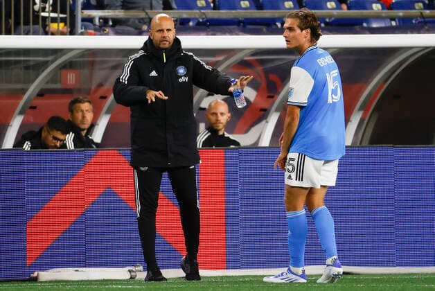 FOXBOROUGH, MA - APRIL 16: Charlotte FC head coach Miguel Angel Ramirez talks to Charlotte FC left midfielder Ben Bender (15) during a match between the New England Revolution and Charlotte FC on April16, 2022, at Gillette Stadium in Foxborough, Massachusetts. (Photo by Fred Kfoury III Icon Sportswire) SOCCER: APR 16 MLS, Fussball Herren, USA - Charlotte FC at New England Revolution Icon482220416038