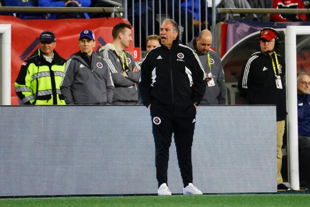 FOXBOROUGH, MA - APRIL 16: New England Revolution sporting director and head coach Bruce Arena disagrees with a call during a match between the New England Revolution and Charlotte FC on April16, 2022, at Gillette Stadium in Foxborough, Massachusetts. (Photo by Fred Kfoury III Icon Sportswire) SOCCER: APR 16 MLS, Fussball Herren, USA - Charlotte FC at New England Revolution Icon482220416040