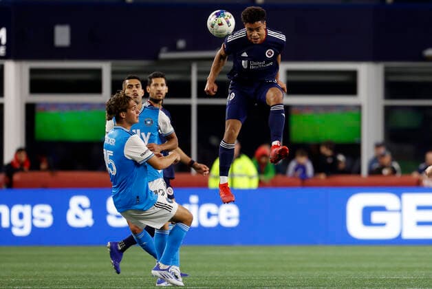 FOXBOROUGH, MA - APRIL 16: New England Revolution defender Brandon Bye (15) heads the ball away from danger during a match between the New England Revolution and Charlotte FC on April16, 2022, at Gillette Stadium in Foxborough, Massachusetts. (Photo by Fred Kfoury III Icon Sportswire) SOCCER: APR 16 MLS, Fussball Herren, USA - Charlotte FC at New England Revolution Icon482220416043