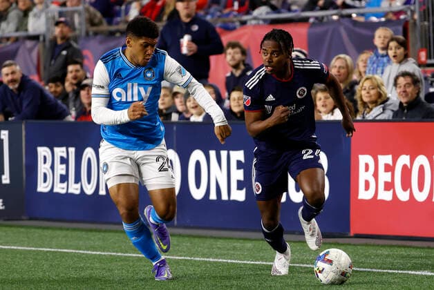 FOXBOROUGH, MA - APRIL 16: New England Revolution midfielder DeJuan Jones (24) races past Charlotte FC right back Jaylin Lindsey (24) during a match between the New England Revolution and Charlotte FC on April16, 2022, at Gillette Stadium in Foxborough, Massachusetts. (Photo by Fred Kfoury III Icon Sportswire) SOCCER: APR 16 MLS, Fussball Herren, USA - Charlotte FC at New England Revolution Icon482220416057