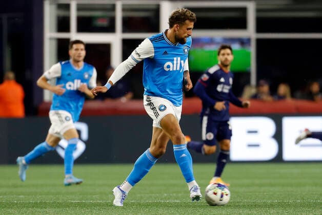 FOXBOROUGH, MA - APRIL 16: Charlotte FC center back Guzm‡n Corujo (4) distributes the ball during a match between the New England Revolution and Charlotte FC on April16, 2022, at Gillette Stadium in Foxborough, Massachusetts. (Photo by Fred Kfoury III Icon Sportswire) SOCCER: APR 16 MLS, Fussball Herren, USA - Charlotte FC at New England Revolution Icon482220416061