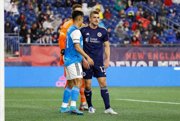 FOXBOROUGH, MA - APRIL 16: New England Revolution forward Justin Rennicks (12) covered by Charlotte FC central midfielder Alan Franco (21) during a match between the New England Revolution and Charlotte FC on April16, 2022, at Gillette Stadium in Foxborough, Massachusetts. (Photo by Fred Kfoury III Icon Sportswire) SOCCER: APR 16 MLS, Fussball Herren, USA - Charlotte FC at New England Revolution Icon482220416069
